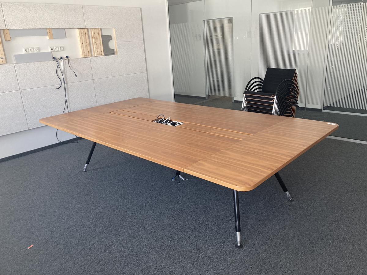 Konferenztisch mit EDV-Konsolen, Maße: ca. 300 x 160 x 75 cm